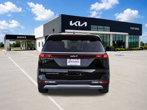 Used 2022 Kia Carnival EX FWD image 6