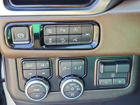 Used 2025 GMC Yukon Denali Ultimate w/ LPO, Floor Liner Package AWD/4WD image 21