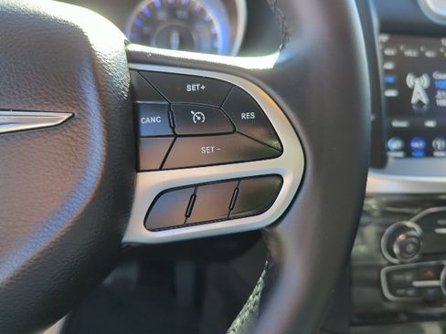 Used 2018 Chrysler 300 Touring w/ Chrome Appearance Package image 13