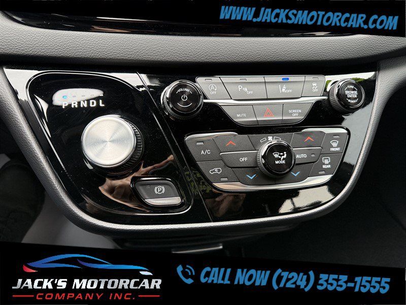 Used 2026 Chrysler Pacifica Select FWD image 14