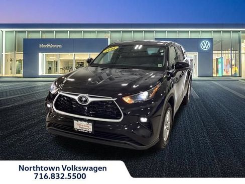 Used 2024 Toyota Highlander LE AWD/4WD image 1