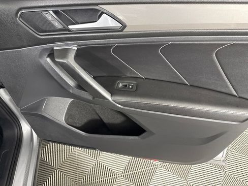 Used 2023 Volkswagen Tiguan SE AWD/4WD image 34