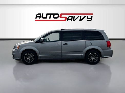 Used 2017 Dodge Grand Caravan SXT image 4