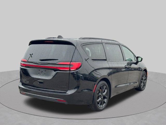 Used 2025 Chrysler Pacifica Limited FWD image 3