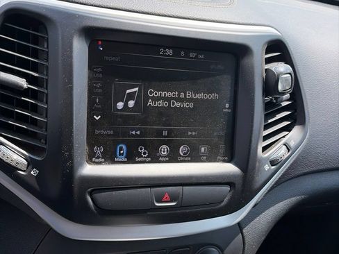 Used 2018 Jeep Cherokee Latitude Plus FWD image 5