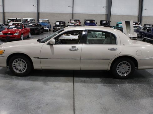 Used 1999 Lincoln Town Car Cartier RWD image 13