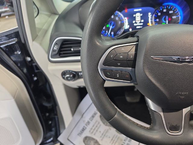 Used 2024 Chrysler Pacifica Touring-L FWD image 17