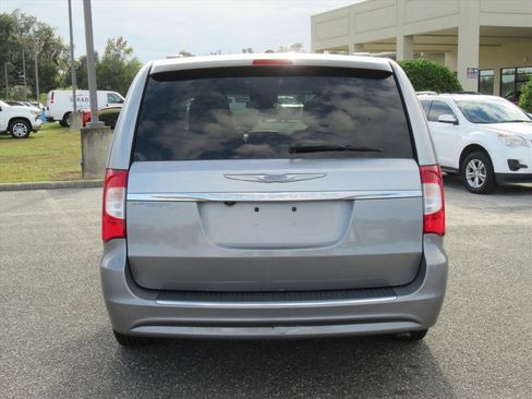 Used 2016 Chrysler Town & Country Touring image 5