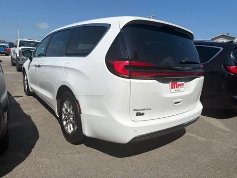 Used 2025 Chrysler Pacifica Select FWD image 8