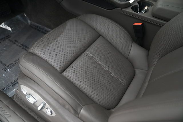 Certified 2026 Porsche Macan AWD/4WD image 8