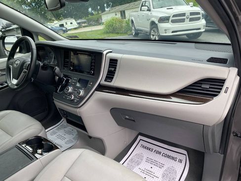 Used 2020 Toyota Sienna XLE FWD image 31