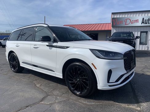 Used 2025 Lincoln Aviator Reserve w/ Luxury Package AWD/4WD image 2