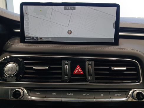 Used 2023 Genesis G70 2.0T image 18