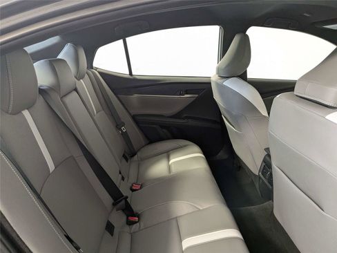 Used 2025 Toyota Camry SE image 28