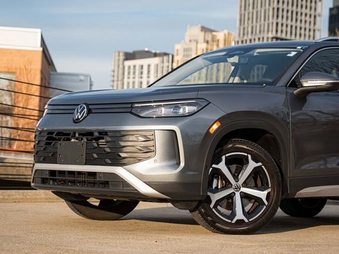 Used 2025 Volkswagen Tiguan SE image 2