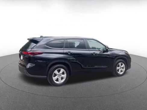 Used 2025 Toyota Highlander LE FWD image 14
