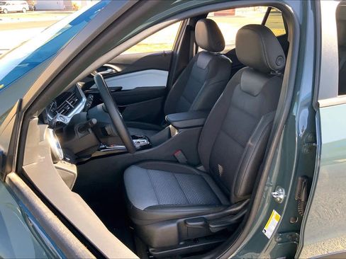 Certified 2025 Chevrolet Trax LT w/ Driver Confidence Package image 7