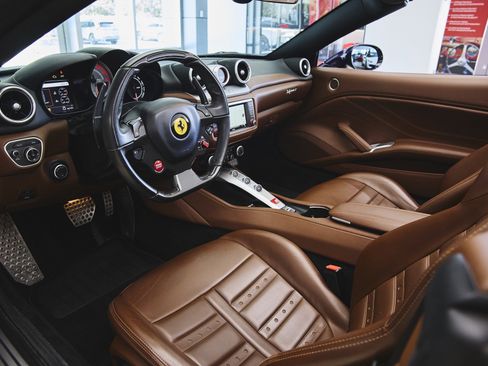 Used 2016 Ferrari California T image 26