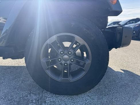 Used 2016 Jeep Wrangler Unlimited Sahara image 4