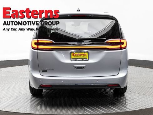 Used 2024 Chrysler Pacifica Touring-L FWD image 6
