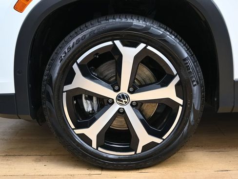Used 2025 Volkswagen Tiguan SE w/ Panoramic Sunroof Package AWD/4WD image 9