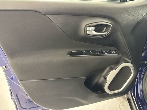 Used 2018 Jeep Renegade Latitude AWD/4WD image 19