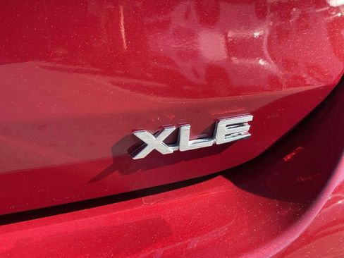 Used 2024 Toyota Highlander XLE FWD image 9