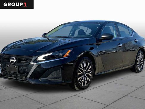 Used 2025 Nissan Altima 2.5 SV image 1