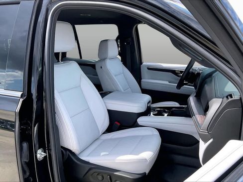 Used 2025 Chevrolet Tahoe Premier RWD image 9