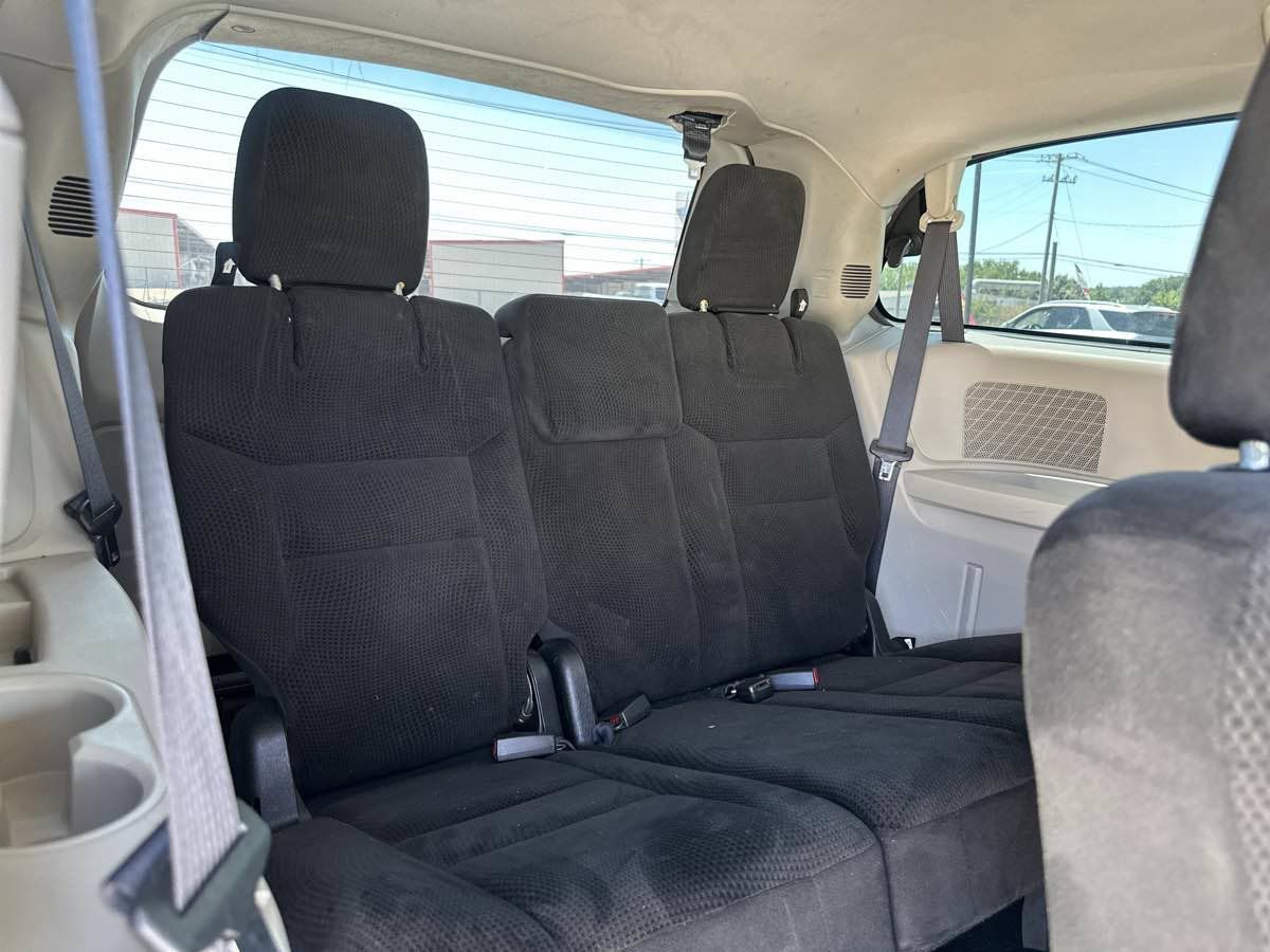 Used 2016 Dodge Grand Caravan American Value Package w/ UConnect Hands-Free Group FWD image 13