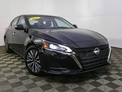 Used 2025 Nissan Altima 2.5 SV image 3