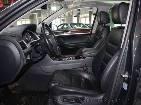 Used 2013 Volkswagen Touareg Sport image 13