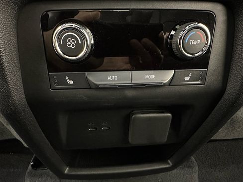 Used 2024 Chevrolet Traverse RS image 28