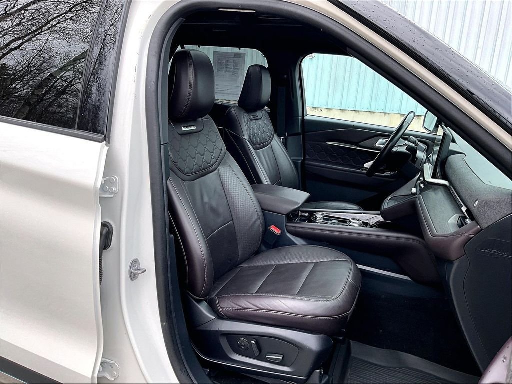 Used 2025 Ford Explorer Platinum w/ Ultimate Package AWD/4WD image 11