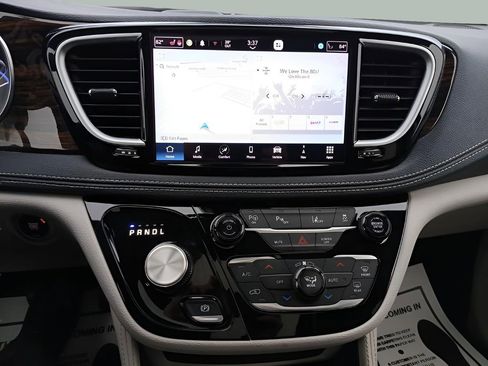 Certified 2023 Chrysler Pacifica Limited image 10