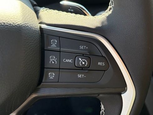 New 2025 Jeep Grand Cherokee Altitude image 18