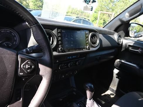 Used 2022 Toyota Tacoma TRD Off-Road AWD/4WD image 10