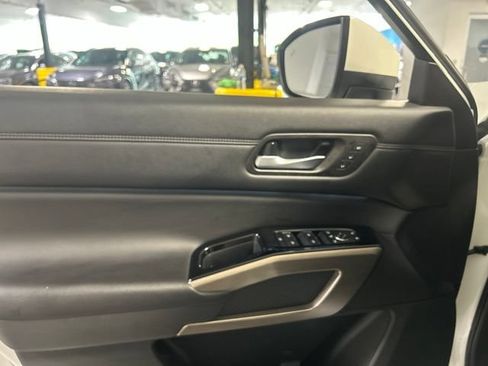Used 2024 Nissan Pathfinder Platinum AWD/4WD image 13