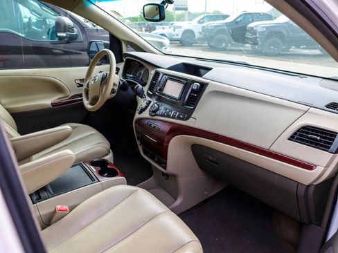 Used 2013 Toyota Sienna XLE w/ Entertainment Pkg image 3