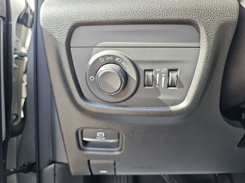 Used 2023 Jeep Grand Cherokee Laredo w/ Luxury Tech Group I image 28