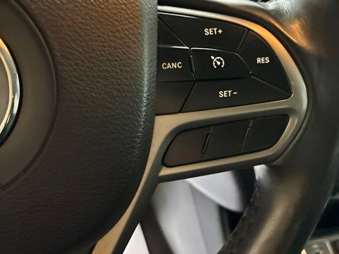Used 2019 Jeep Cherokee Latitude Plus FWD image 15