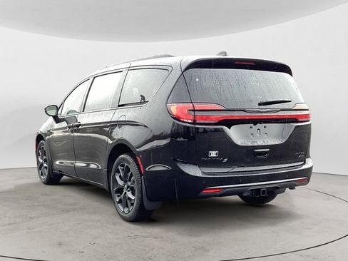 New 2026 Chrysler Pacifica Limited image 3