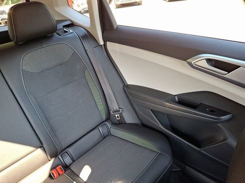 Certified 2025 Volkswagen Taos SE image 20