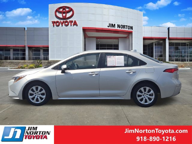 Used 2025 Toyota Corolla LE FWD image 4