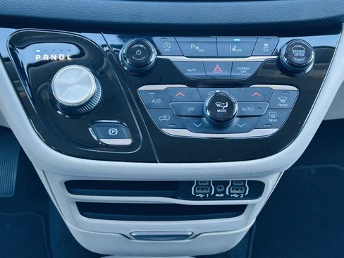 Used 2023 Chrysler Pacifica Touring-L image 22
