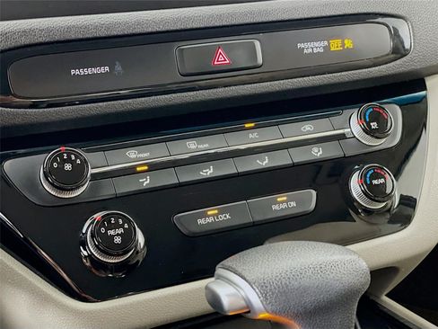 Used 2019 Kia Sedona LX FWD image 18