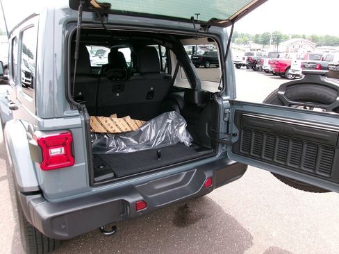 Used 2026 Jeep Wrangler Unlimited Sahara AWD/4WD image 16