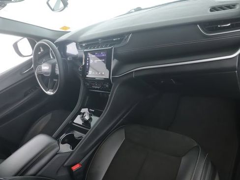 Used 2024 Jeep Grand Cherokee Altitude image 30