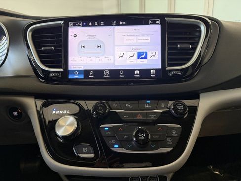 Used 2023 Chrysler Pacifica Touring-L FWD image 38