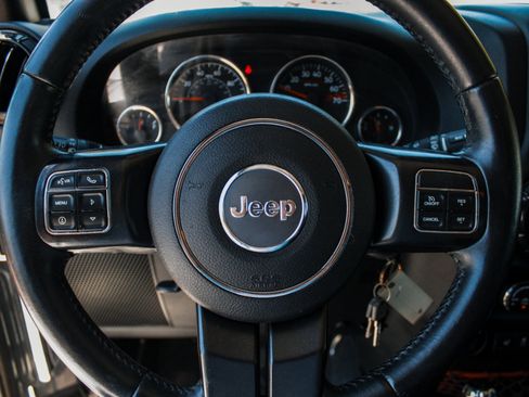 Used 2017 Jeep Wrangler Unlimited Rubicon AWD/4WD image 12